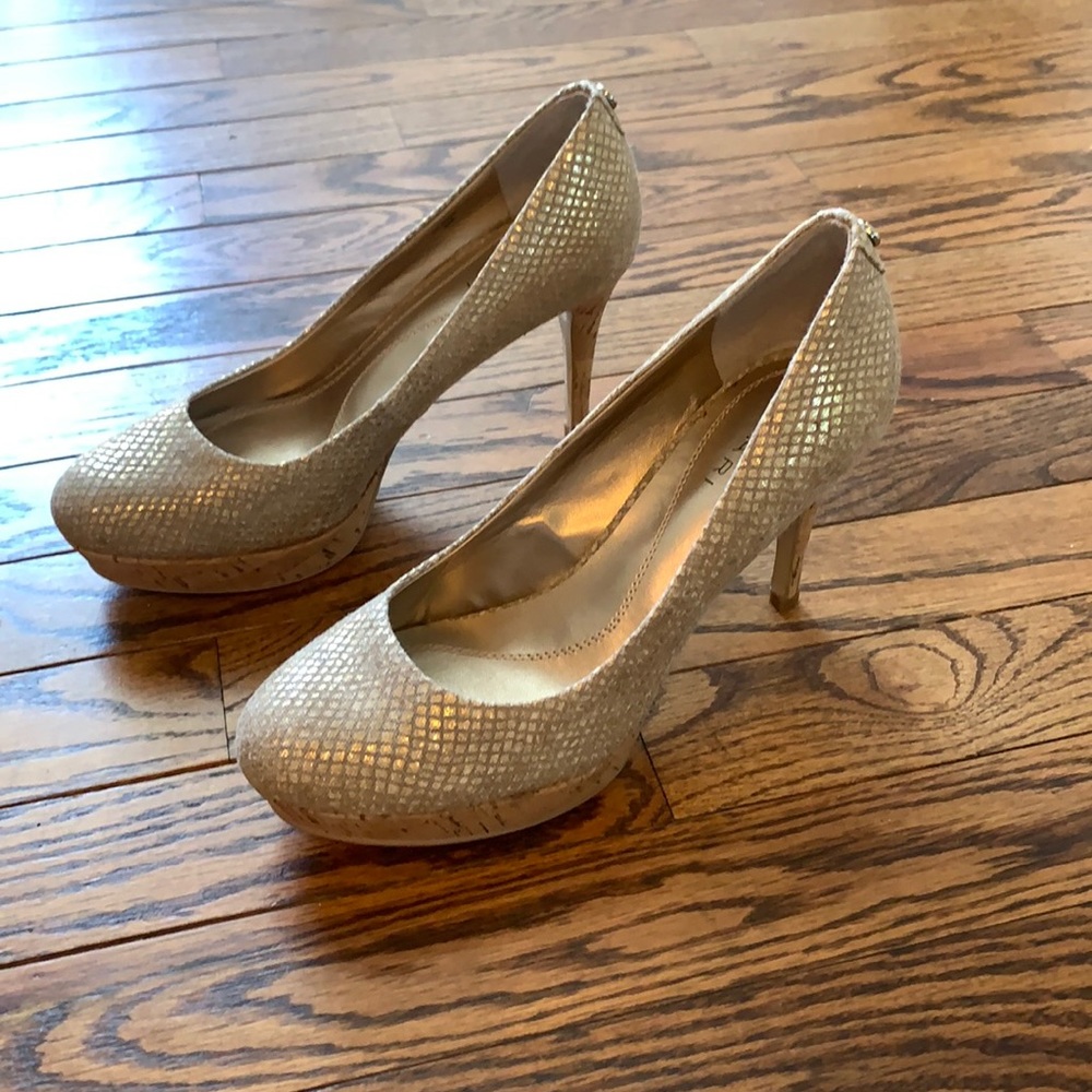 Tahari heels size 6M